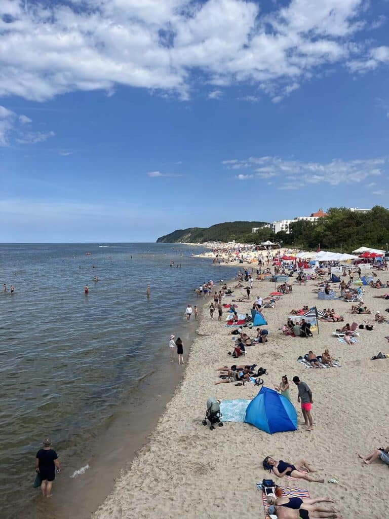 Piaszczysta plaża w Międzyzdrojach na blogu podróżniczym
