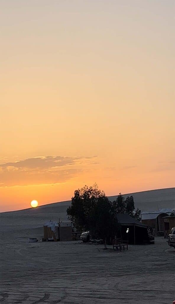 Zachód słońca na pustyni w Katarze na blogu podróżniczym