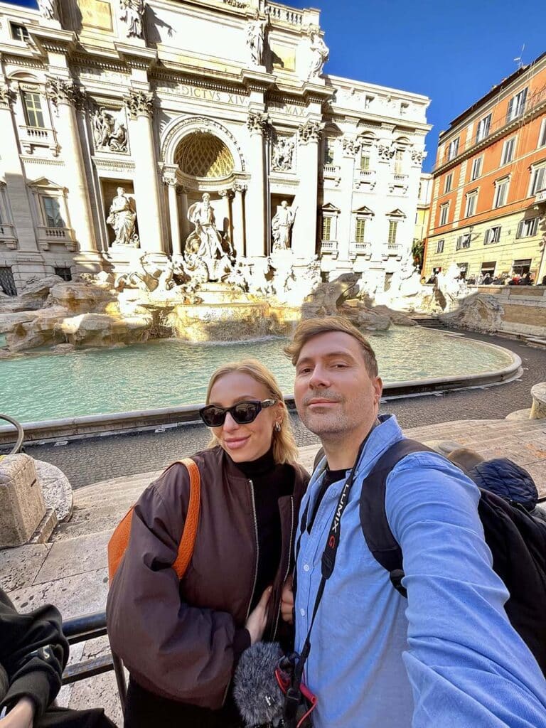 Fontanna di Trevi w Rzymie to jedna z większych atrakcji miasta i najpopularniejsza fontanna w stolicy Włoch