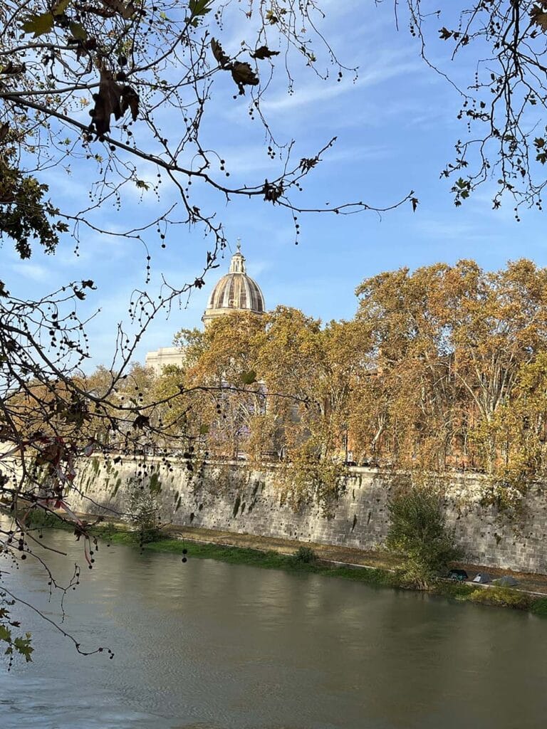 Piękny widok Rzym i rzeka Tyber Włochy wycieczka na własną rękę