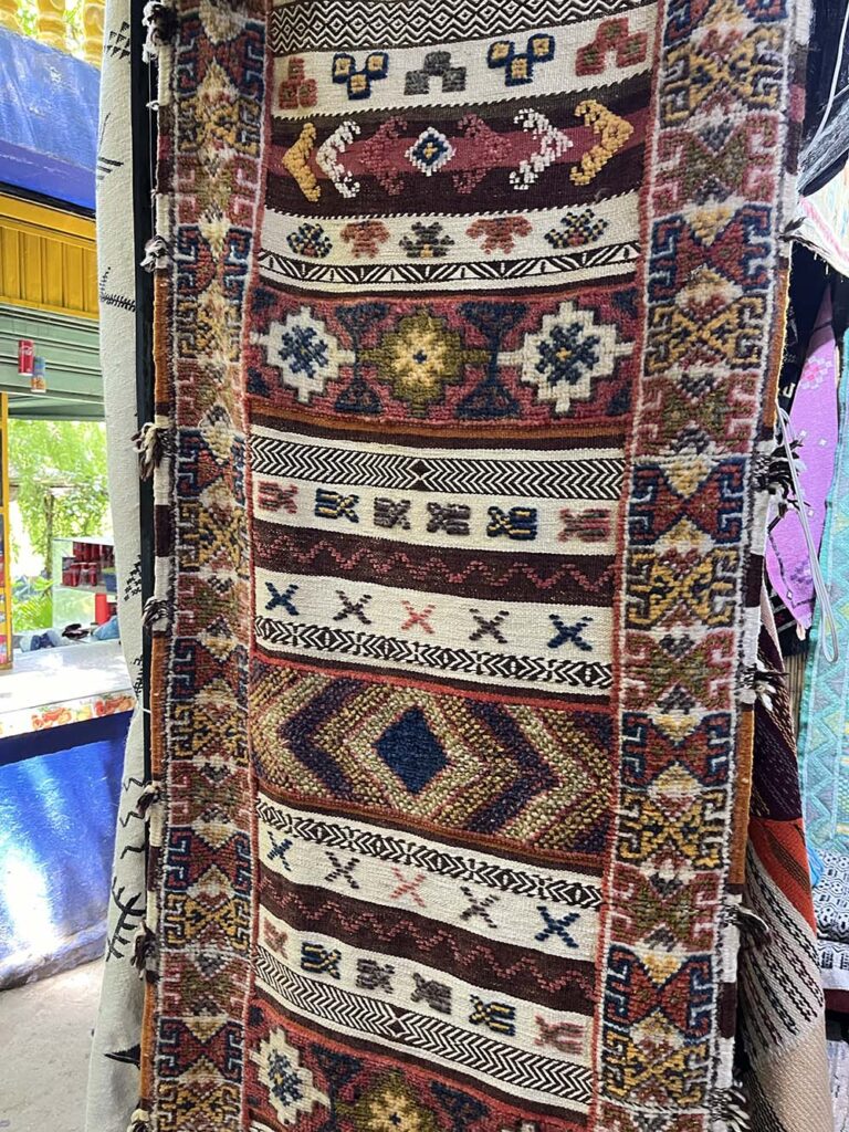 marokanskie dywany Maroko, Marrakesz co zobaczyć? 10 atrakcji, czy warto zwiedzić je wszystkie? Berberyjskie rękodzieło Maroko